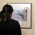 Una visitante ante una de las obras de Man Ray