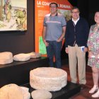 El concejal de Cultura, el alcalde y la directora del Marca.