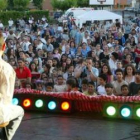 El director del centro juvenil, Luis Martín, y el coodinador, Javier Barros, posan en la recién inau