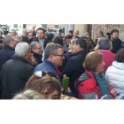 Decenas de ponferradinos se concentran a la entrada del Ayuntamiento