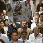 Varios médicos, durante la asamblea de huelguistas celebrada el pasado lunes en el Hospital de León