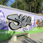 Los vándalos taparon con sus pintadas el mural feminista junto al Parador de San Marcos. RAMIRO