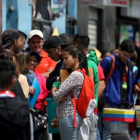 Inmigrantes venezolanos buscan tramitar sus permisos de residencia en Perú.