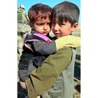 Dos niños afganos esperan para recibir medicinas.