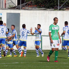 Los jugadores del equipo burgalés celebran uno de sus dos goles mientras Bandera se muestra abatido