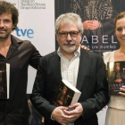 Los actores Rodolfo Sancho y Michelle Jenner, con el autor de la novela 'Isabel. El fin de un sueño', Martín Maurel (centro).