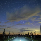 Un meteoro atraviesa el cielo durante una lluvia de estrellas en Lietzen, Alemania.