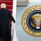 Trump sube la escalerilla del 'Air Force One'.
