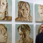 El artista Antonio Cuenca ante una de las obras que pueden verse en la exposición.