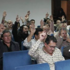 Consejeros comarcales del PP, votando durante una sesión plenaria de la institución.