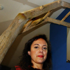 La artista María Odile Velá posa bajo la obra que expone en el Palacio de Don Gutierre.