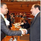 Joaquín Otero y Juan Vicente Herrera se saludan en las Cortes