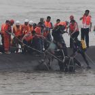 Los equipos de rescate sacan del agua a un superviviente del naufragio en el río Yangtsé.