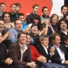 Algunos de los candidatos con Zapatero y los jóvenes que ayer ocuparon la tribuna.