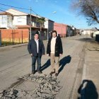 El alcalde, Manuel García, y el concejal de Infraestructuras durante la visita a las obras.