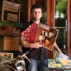 Alfredo Viñayo posa con algunos de los discos de vinilo que tiene en su tienda.