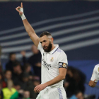 Benzema celebra uno de sus dos goles anotados frente al Elche. MARTÍN