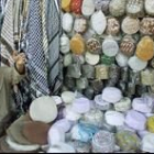 Un hombre afgano vende ropa en un puesto en las calles de Kabul