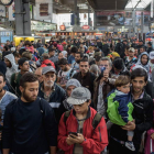 Un numeroso grupo de refugiados a su llegada a la estación alemana de Munich.
