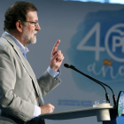 Rajoy, en la clausura de la reunión del Partido Popular celebrada ayer en Zaragoza. JAVIER CEBOLLADA