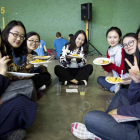 Varias estudiantes asiáticas disfrutan de la paella, ayer en el campus. SARA CAMPOS