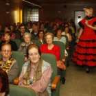 Numeroso público asistió al homenaje a las personas mayores.