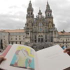 Una reciente edición del Códice Calixtino con la catedral de Santiago de Compostela al fondo.