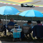 Una familia sigue la competición clasificatoria, ayer, en el circuito de Montmeló.