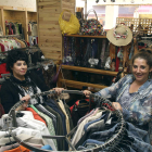 Susana y Elisabeth Viñayo, en su tienda de ropa y complementos de segunda mano.