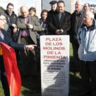 Los representantes del Ayuntamiento y la pedanía, en la inauguración de la plaza.