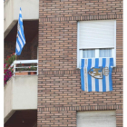 Edificios, escaparates y vehículos comienzan a reflejar la importancia del partido.