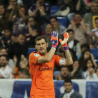 Casillas se despide del Bernabéu en el último partido en casa de la campaña anterior.