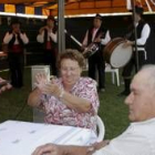 Los asistentes amenizaron la típica partida al ritmo de Los Tolinches