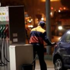 Un trabajador suministrando gasolina en uno de los establecimientos españoles