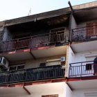 La vivienda afectada por el incendio de El Vendrell, en el último piso del inmueble, esta mañana.