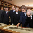 Antonovich, Fernández Santiago, el alcalde, la Reina y Santos Llamas ante un busto de Alejandro Magn