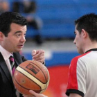 Javi de Grado recrimina al árbitro su decisión desacertada.