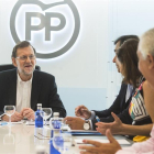 Fotografía facilitada por el PP del presidente del Gobierno en funciones y del Partido Popular, Mariano Rajoy, durante la reunión del comité de dirección de la formación tras la reunión que ha mantenido con el líder de Ciudadanos, Albert Rivera.