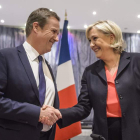 Dupont-Aignan y Le Pen estrechan sus manos tras cerrar su alianza. CHRISTOPHE PETIT TESSON