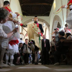 San Sebastián muestra su clásico andar, en una procesión que incluye una talla de la Virgen y danzantes.
