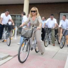 Carrasco y el resto de concejales fueron los primeros en probar las bicis