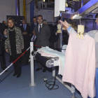 Rosa Valdeón, ayer, en su visita a las nuevas instalaciones.
