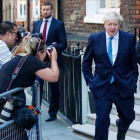 Boris Johnson abandona la oficina central de su campaña en Londres.