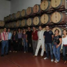 Miembros de la Asociación de Sumilleres de León, junto a las barricas de Ribera del Ornia.