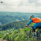 Un ciclista de montaña seguido de cerca por su dron autónomo Airdog.