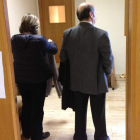 La esposa de Barazón y Gavilanes, pagando la fianza.