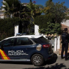 Un patrulla de Policía Nacional ante la vivienda donde se ha cometido el crimen machista de Estepona (Málaga).