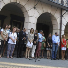 La corporación de Aranda de Duero y los vecinos se concentraron ante el Ayuntamiento. PACO SANTAMARÍA