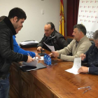 Los diputados Alfonso Arias, Ángel Calvo y Raúl Valcarce, participaron ayer en la firma. DL