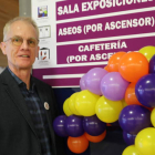 Peter Mundy, uno de los mayores investigadores del comportamiento de las personas autistas, junto a los pictogramas en el hall del Auditorio. RAMIRO